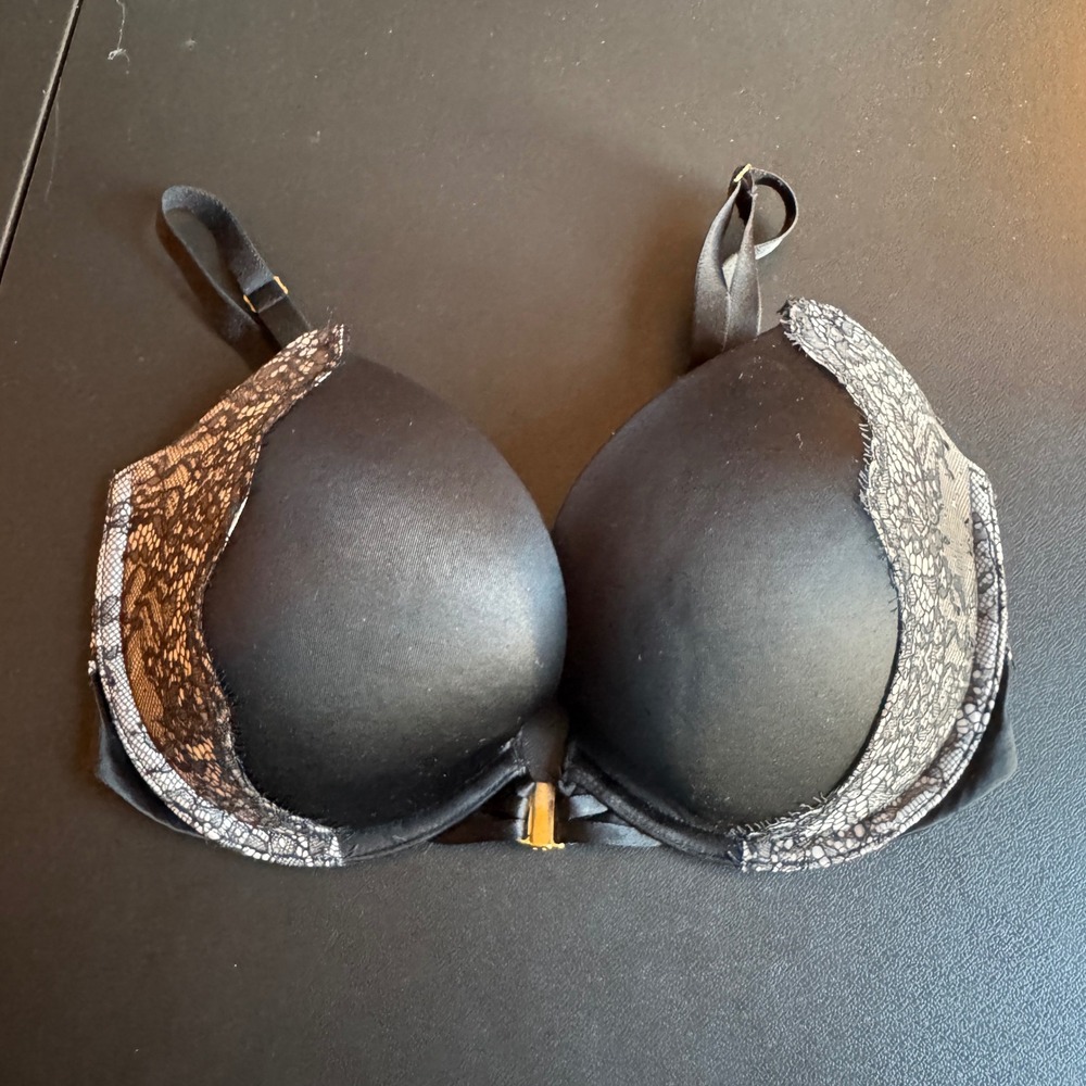 Victoria's Secret Plunge Bra 32DD Black Lace Front Close Strappy Romantic